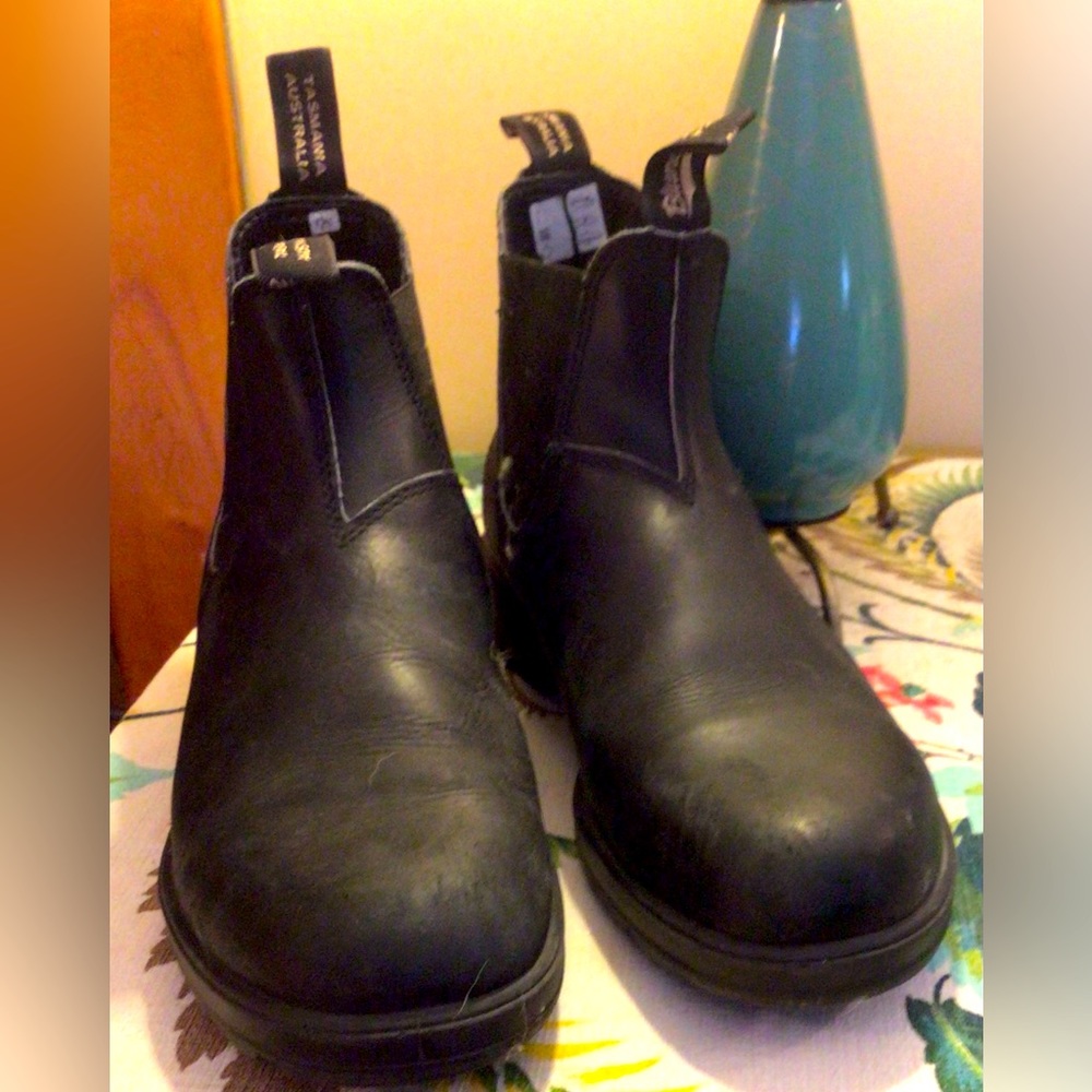 Black leather Blundstone pull on boots